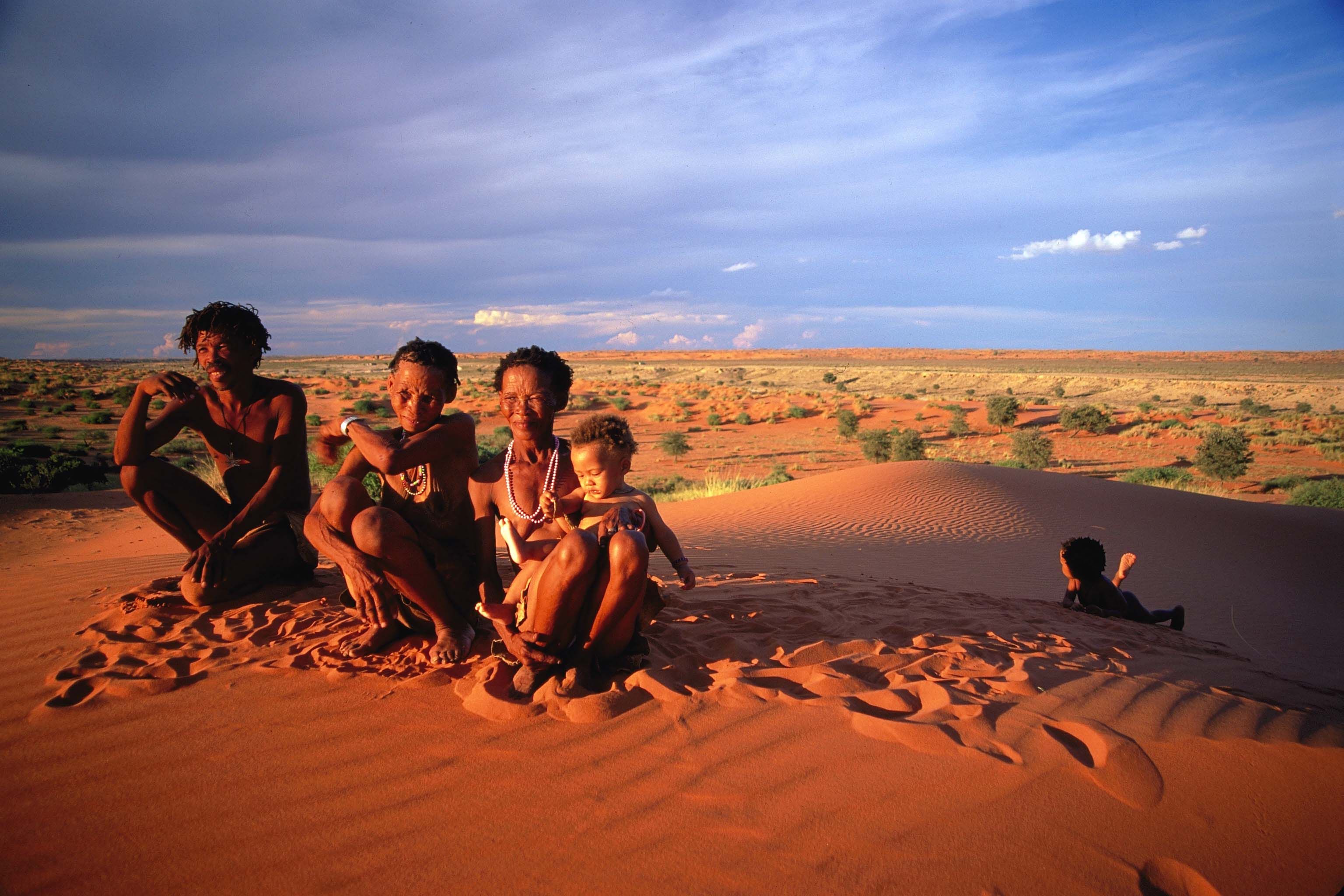 Жизнь южная африка. Бушмены пустыни Калахари. Пустыня Калахари ЮАР. Намибия Калахари. Намибия бушмены.